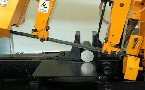 月湖数控带锯床自动送料精度会出现偏差吗？